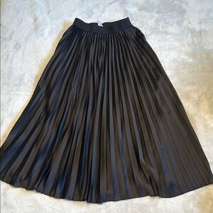 H&M Elegant Black Pleated Skirt
